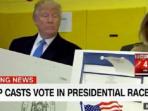 donald-trump-terlihat-mengintip-istrinya-melania-trump-mencoblos_20161109_101802.jpg