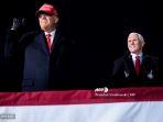 donald-trump-tiba-bersama-wakil-presiden-as-mike-pence.jpg