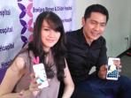 donita-dan-adi-nugroho-tunjukkan-foto-anaknya_20151114_164348.jpg