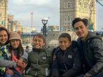 donna-agnesia-dan-darius-sinathrya-bersama-ketiga-anaknya-liburan-di-london.jpg