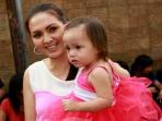 donna-agnesia-gendong-anak_20141103_081809.jpg