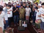 Ghassan Sang Putra Lantunkan Azan saat Jenazah Donny Kesuma Dimakamkan di TPU Tanah Kusir