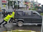 dorong-mobil-mogok_20170120_163327.jpg