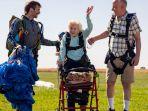 dorothy-hoffner-104-berjalan-dengan-alat-bantunya-di-as-76y8.jpg