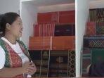 dosmaida-pengrajin-ulos-batak-istimewa.jpg