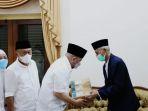 dpd-ri-berikan-hand-sanitizer-dan-masker-untuk-ponpes-darussalam-gontor.jpg