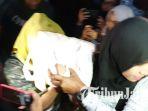 dpo-muncikari-kasus-prostitusi-artis-pakai-penutup-warna-putih.jpg