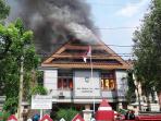 dprd-kabupaten-gowa-terbakar_20160926_140854.jpg<pf>kantor-dprd-gowa-dibakar_20160926_154939.jpg<pf>kantor-dprd-gowa-dibakar_20160926_154942.jpg<pf>gedung-dprd-kabupaten-gowa-pascadibakar_20160926_162019.jpg<pf>keluarga-kerajaan-gowa-orasi-di-depan-dprd-kabupaten-gowa_20160926_140954.jpg