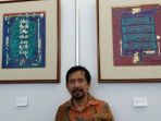 dr-abay-d-subarna-di-depan-lukisan-kaligrafi-terbarunya-yang-dipamerkan_20171124_140848.jpg