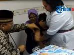 dr-indra-saat-memberi-vaksin-palsu_20160716_145012.jpg