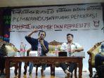 dr-sucipto-hadi-purnomo-saat-menjadi-pembicara-dalam-diskusi-publik-yang-diselenggarakanjpg.jpg
