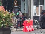 driver-ojek-online-mengambil-ktp-yang-dititipkan.jpg