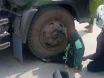 driver-ojek-online-terlindas-ban-truk-lantaran-senggolan.jpg
