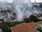 drone-kebakaran-pemukiman-padat-penduduk-di-simprug_20220821_173119.jpg