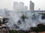 drone-kebakaran-pemukiman-padat-penduduk-di-simprug_20220821_173123.jpg