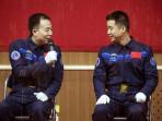 dua-astronot-china_20161016_235928.jpg
