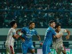 dua-bek-persib-bandung-nick-kuipers-dan-alberto-rodriguez.jpg