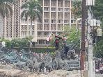 dua-bocah-mengibarkan-bendera-merah-putih-di-atas-patung-kuda.jpg