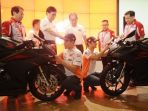 dua-cbr-250rr-ditandatangani-duo-rider-hrc_20171017_142615.jpg