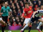 dua-gelandang-manchester-united-marouane-fellaini-dan-ander-herrera_20150503_004227.jpg