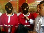 dua-jambret-ini-bikin-dua-polisi-terjungkal-dari-motor_20161025_161012.jpg