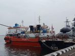 dua-kapal-yang-mengangkut-bbm-ilegal-diamankan-di-dermaga-pondok-dayung_20180527_160856.jpg