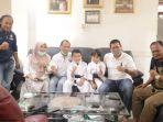 dua-karateka-muda-asal-cileungsi-saat-berfoto-dengan-ketua-koni-kabupaten-bogor-junaidi-samsudin.jpg