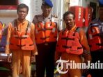 dua-korban-kapal-tenggelam-dievakuasi-ke-daratan_20170207_150538.jpg