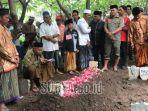dua-korban-mobil-tenggelam-di-dermaga-penyeberangan-sungai-brantas-kabupaten.jpg