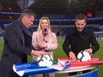 dua-legenda-klub-liga-inggris-jamie-carragher-dan-gary-neville.jpg