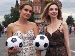 dua-model-rusia-sedang-berpose-di-red-square_20180627_215304.jpg