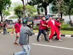 dua-orang-diamankan-menggunakan-kostum-salvador-dali-money-heist.jpg