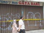dua-orang-pejalan-kaki-melewati-depan-toko-emas-gaya-baru-yang-menjadi-tkp-dari.jpg