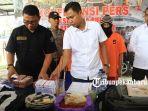 dua-orang-pria-berinisial-is-dan-ah-ditangkap-petugas-polsek-lima-puluh-pekanbaru.jpg