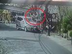 dua-orang-turis-asing-ditabrak-mobil-saat-berada-di-perempatan-jalan.jpg