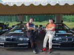 dua-pebalap-tim-baleomolcom-saat-berpose-di-depan-mobil-balapnya.jpg
