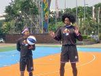 dua-pebasket-pebasket-harlem-globetrotter-moose.jpg