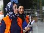 dua-pejabat-cantik-sitha-dan-rita-diperiksa-kpk_20171018_141253.jpg