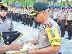 dua-pejabat-polres-dapat-penghargaan-dari-kapolda-riau_20170515_102904.jpg