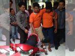 dua-pelaku-pembunuhan-mbah-mentil-di-kediri-saat-digelandang-ke-kantor-polisi.jpg