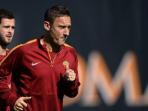 dua-pemain-andalan-as-roma-miralem-pjanic-dan-francesco-totti_20150804_230531.jpg