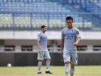 dua-pemain-persib-bandung-esteban-vizcarra-belakang-dan-henhen-herdiana-depan.jpg