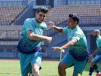 dua-pemain-persib-bandung-nick-kuipers-dan-dedi-kusnandar.jpg