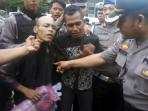 dua-pemuda-bawa-1-kg-ganja_20160608_105714.jpg