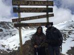 dua-pendaki-asal-riau-di-puncak-gunung-kilimanjaro.jpg