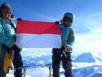 dua-pendaki-putri-indonesia-mengibarkan-merah-putih-di-puncak-gunung-denali_20170707_183039.jpg