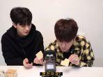 dua-personel-ikon-saat-mencicipi-salah-satu-snack-produk-indonesia.jpg