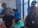 dua-pewarta-asing-saat-sedang-menikmati-pijatan_20181006_184548.jpg