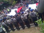 dua-polisi-korban-pesawat-jatuh-dimakamkan-di-semarang_20161218_095250.jpg
