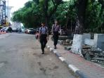dua-polisi-sedang-patroli-di-sekitar-mabes-polri-jakarta-selasa-22122015_20151222_124725.jpg